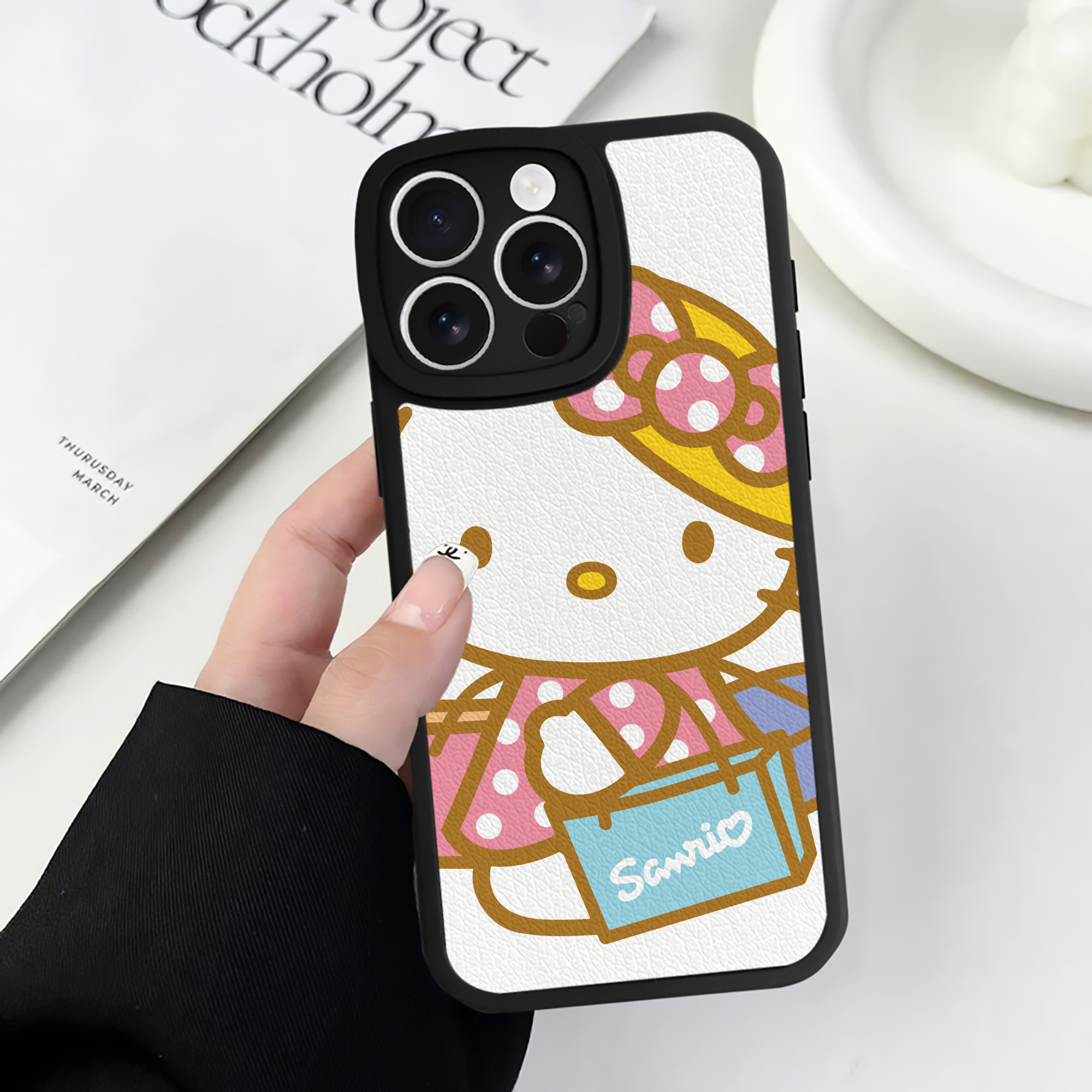 （画像用） Hello Kitty ハローキティ 【iPhone 16シリーズ対応】シリコンスマホケース（レザー調） 材質：シリコン